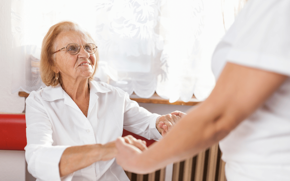 Seniorinnen und Senioren sitzen gemeinsam in der Tagespflege zusammen