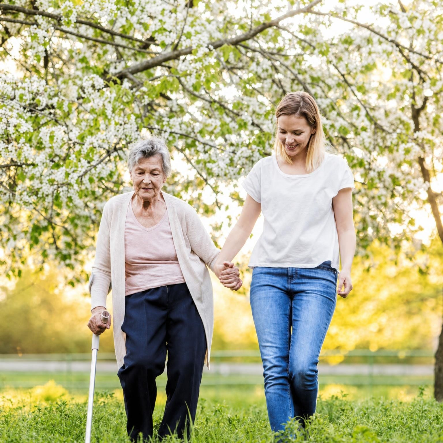 Betreuerin im Gespräch mit einer Seniorin in der Tagespflege