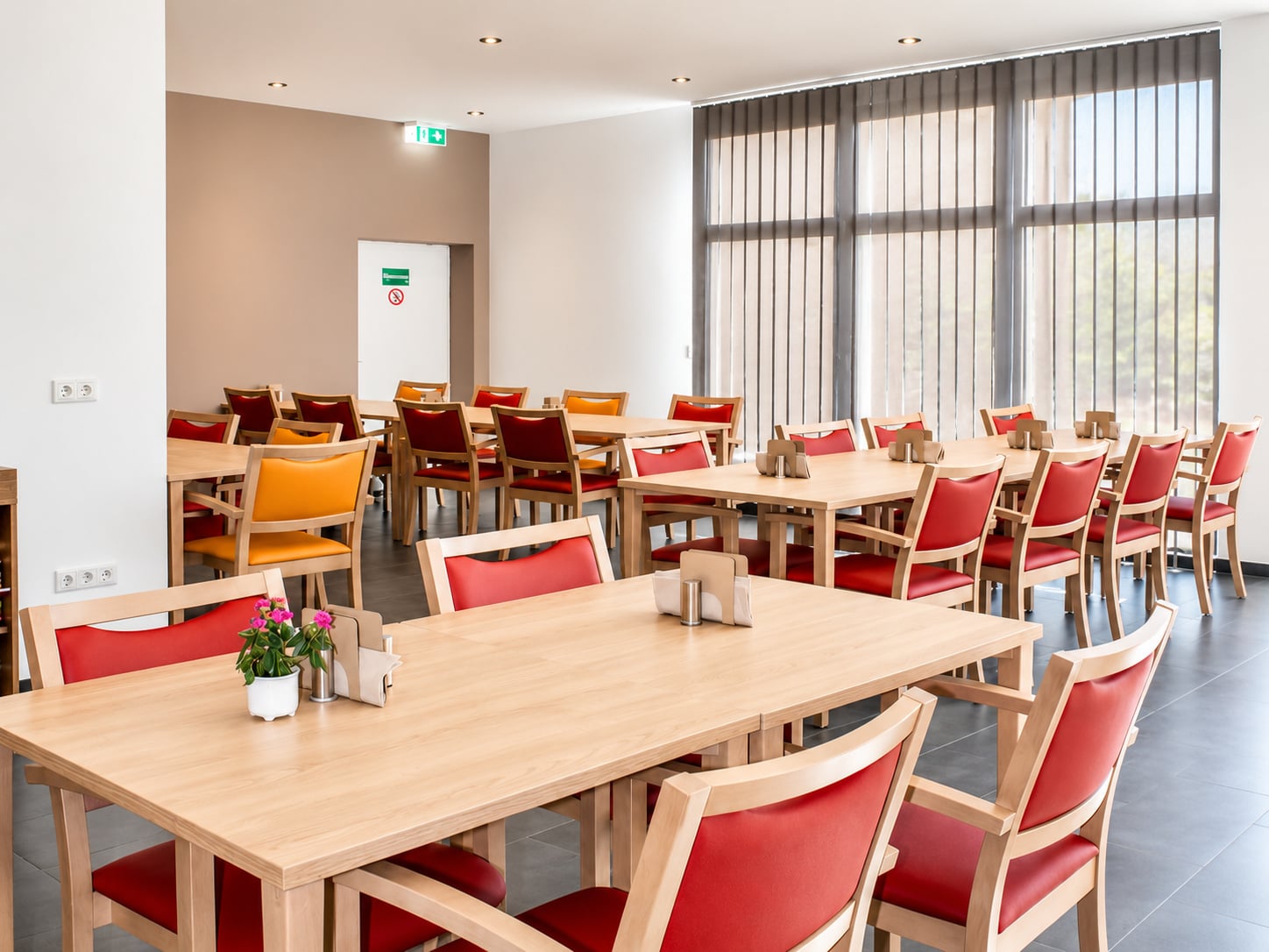 moderner speisesaal mit roten st hlen