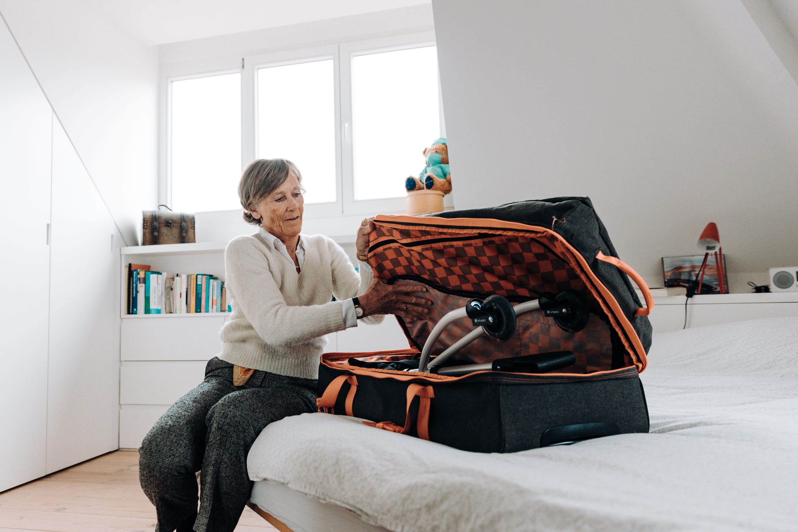Ältere Frau richtet zu Hause eine Tasche für den Tag