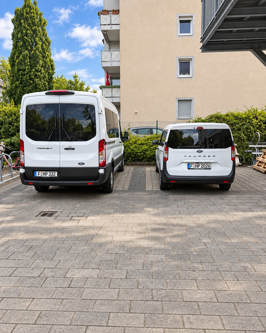 weisse ford transporter im innenhof